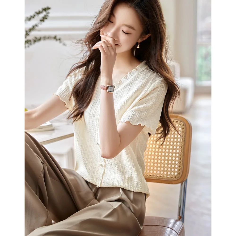 Женская футболка с V-образным вырезом и деревянными ушками