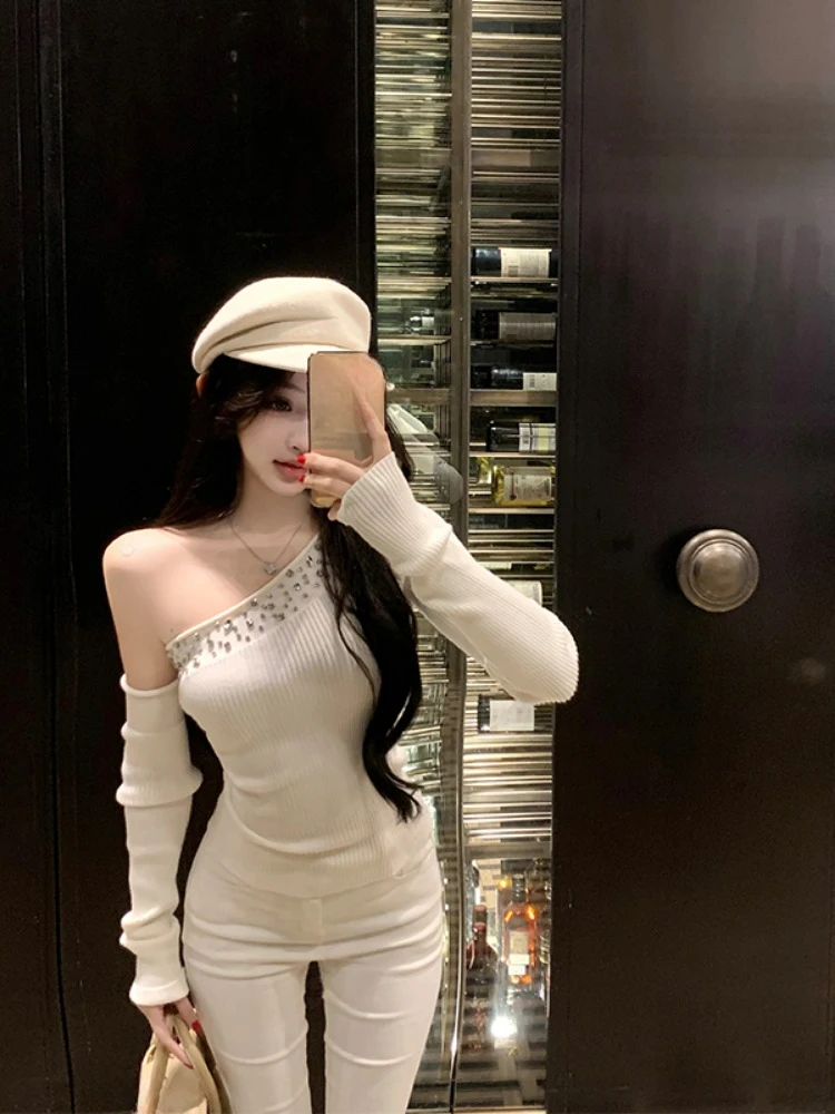 Женская трикотажная футболка с косым воротником открытыми плечами и длинными