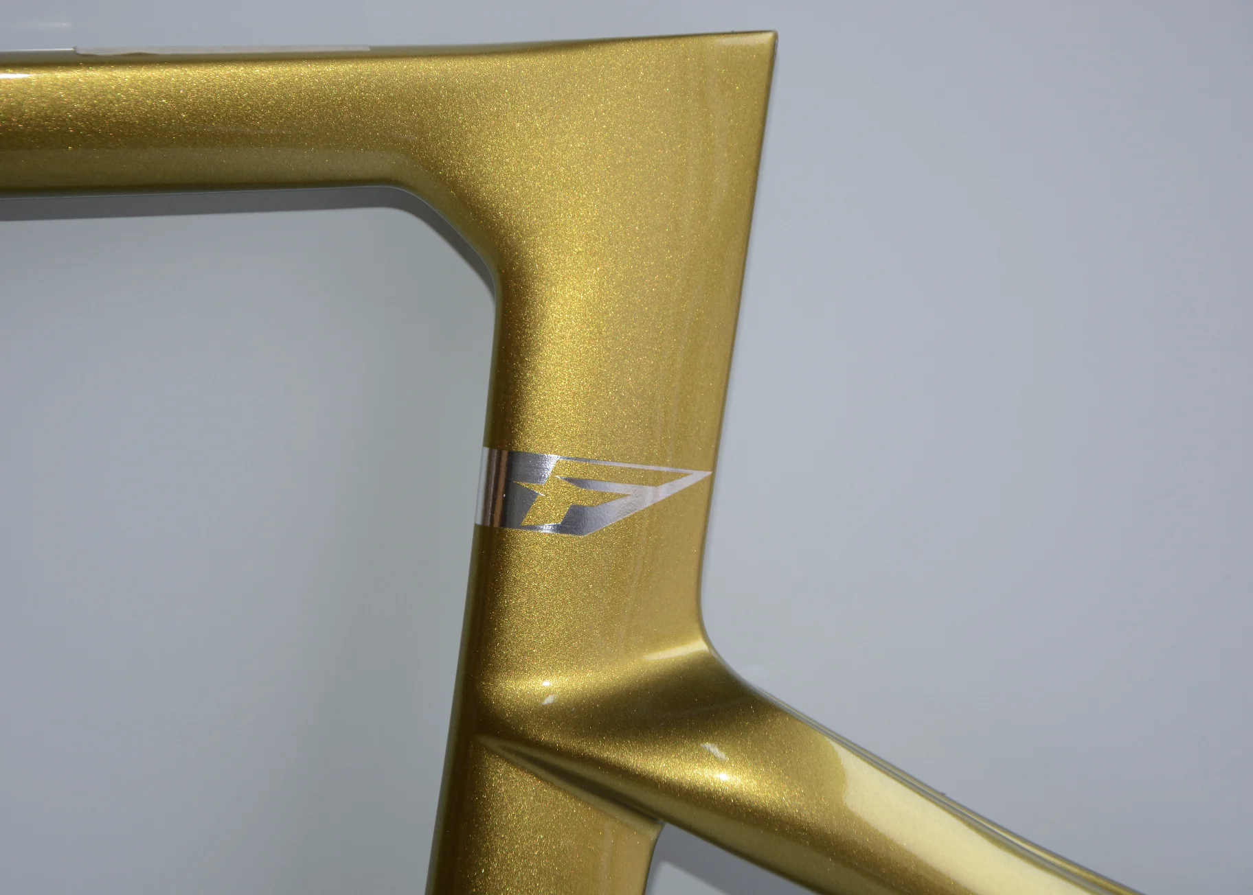

2022 NEW road bike F disc brake carbon frame Italian thread BB compatible with electronic drivetrains 700C carbon frameset
