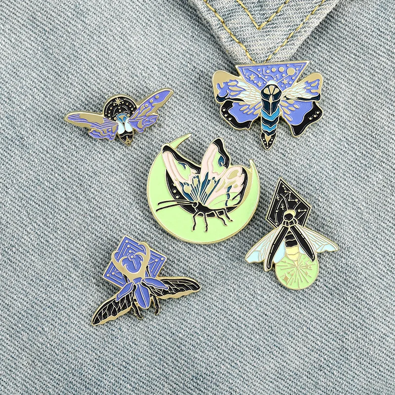 

Cartoon New Year Gift Animal Lapel Pins Creativity Friends Firefly Women's Brooch Badges Enamel Pin Christmas Jewelry Fashion
