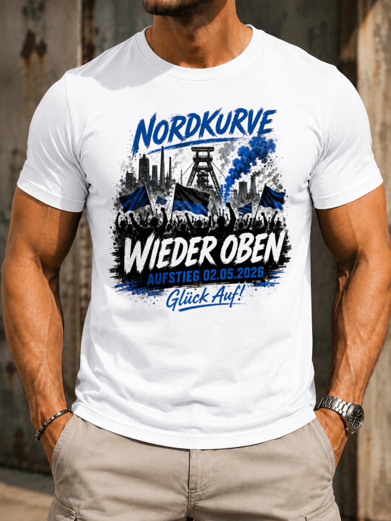 Фото Nordkurve Wieder Oben, синий дымчатый горизонт, толпа, оживленная аплодисментами, башня, развевающиеся флаги, грандиозная победа, футболка унисекс. №1