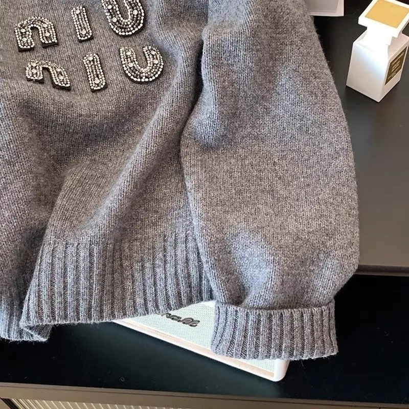 Винтажный серый джемпер с круглым вырезом и буквами из бисера