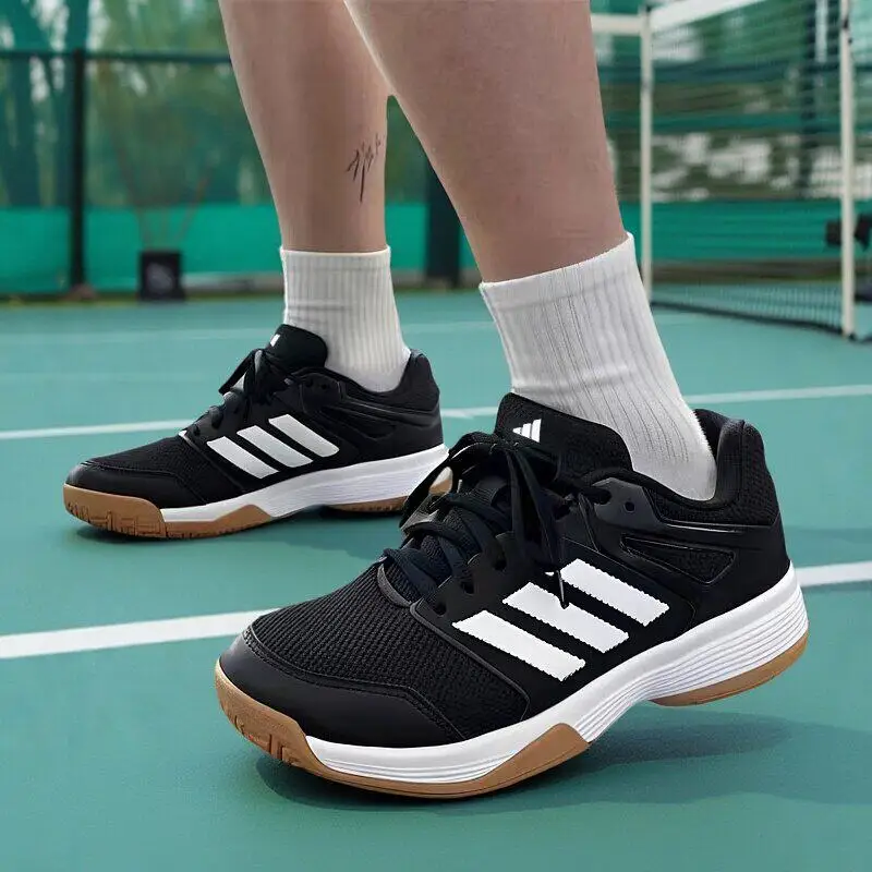 Фото Мужские кроссовки Adidas черно-белые, для тренировок, с дышащей сеткой, подошвой EVA и технологией Adiwear, на шнуровке, комфортные, для занятий спортом в помещении. №1