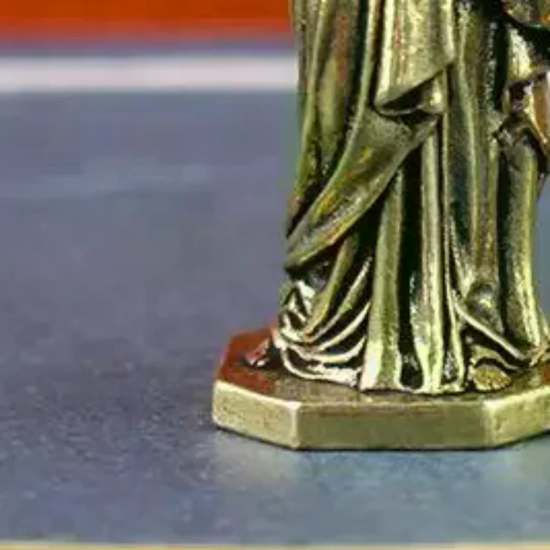 

Статуэтка Бога из латуни