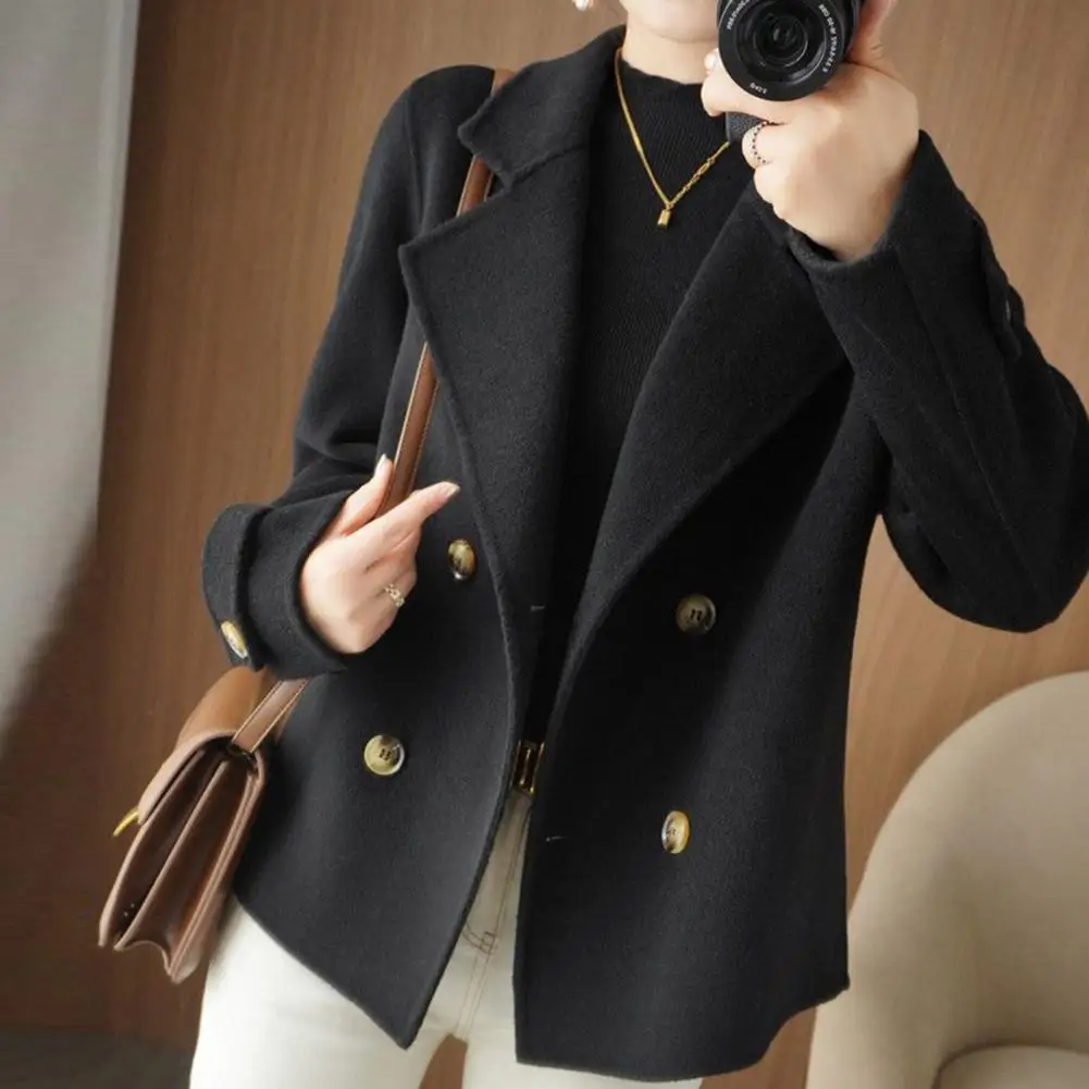 

Double-breasted design: This is a double-breasted coat that protects you from strong winds.
