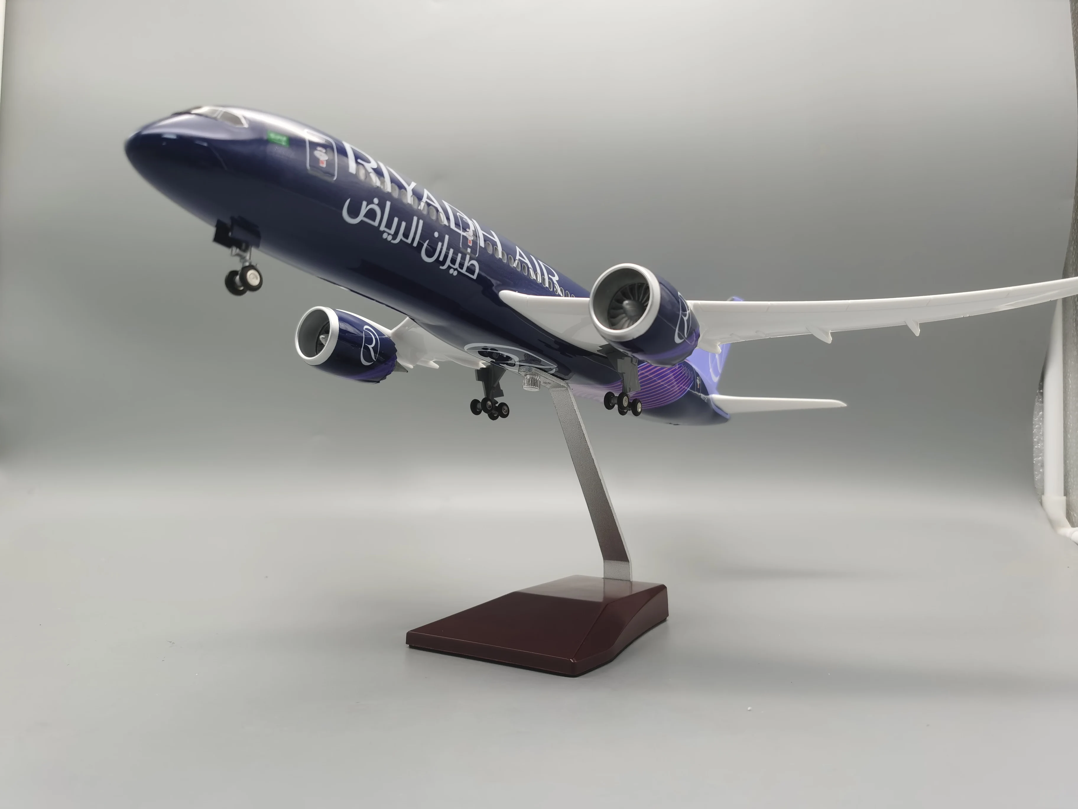 Модель самолета 43 см B787 Riyadh Airline из смолы с подсветкой и светодиодной для