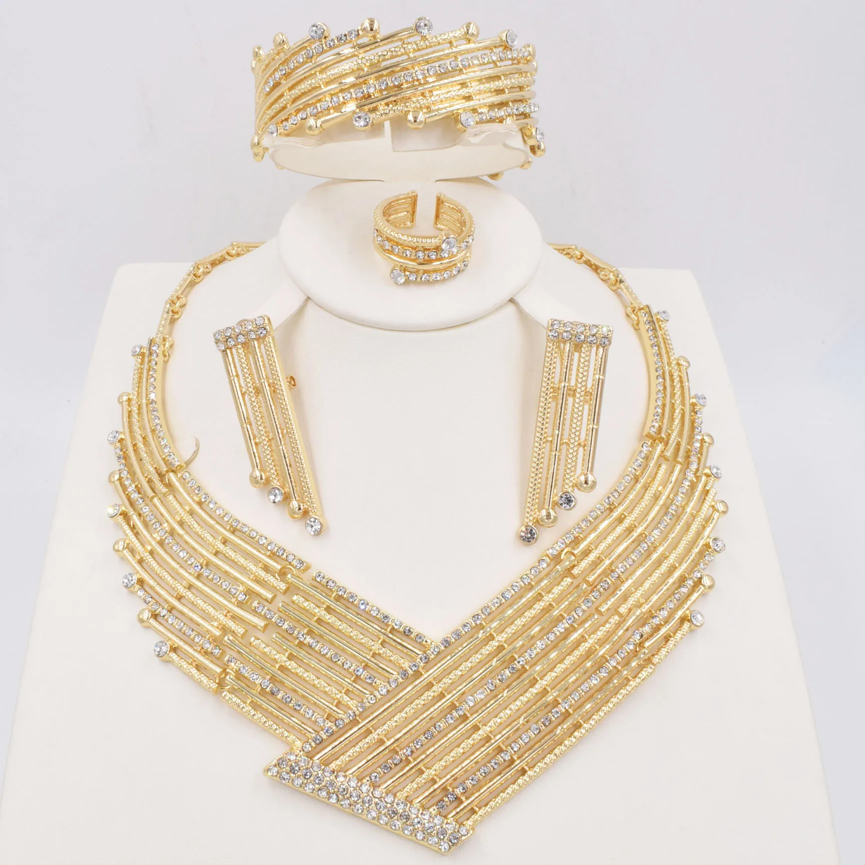 Комплект из колье серёг браслета и кольца