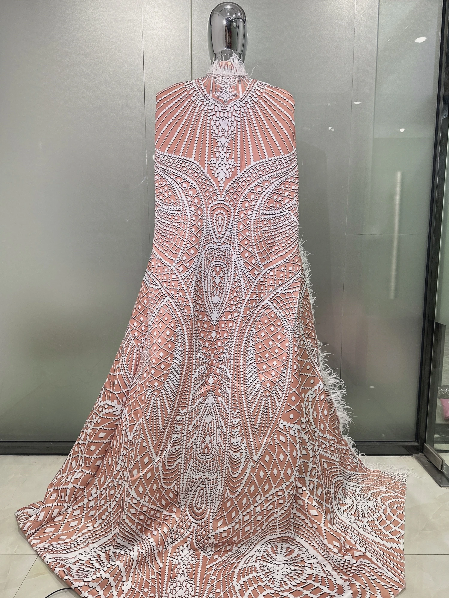 Рисунок 3 - Женский костюм для вечеринки