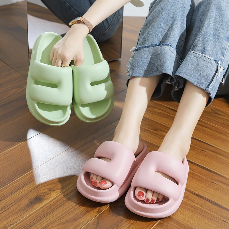 

Летние шлепанцы для женщин, модель 2023 года, блестящие сандалии с мягкой подошвой, трендовые шлепанцы, пляжная обувь для пар, домашние шлепанцы большого размера