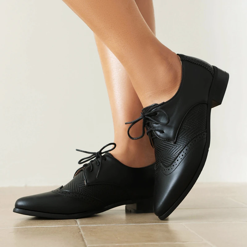 Женские туфли-оксфорды в британском стиле серебристые на шнуровке заостренный