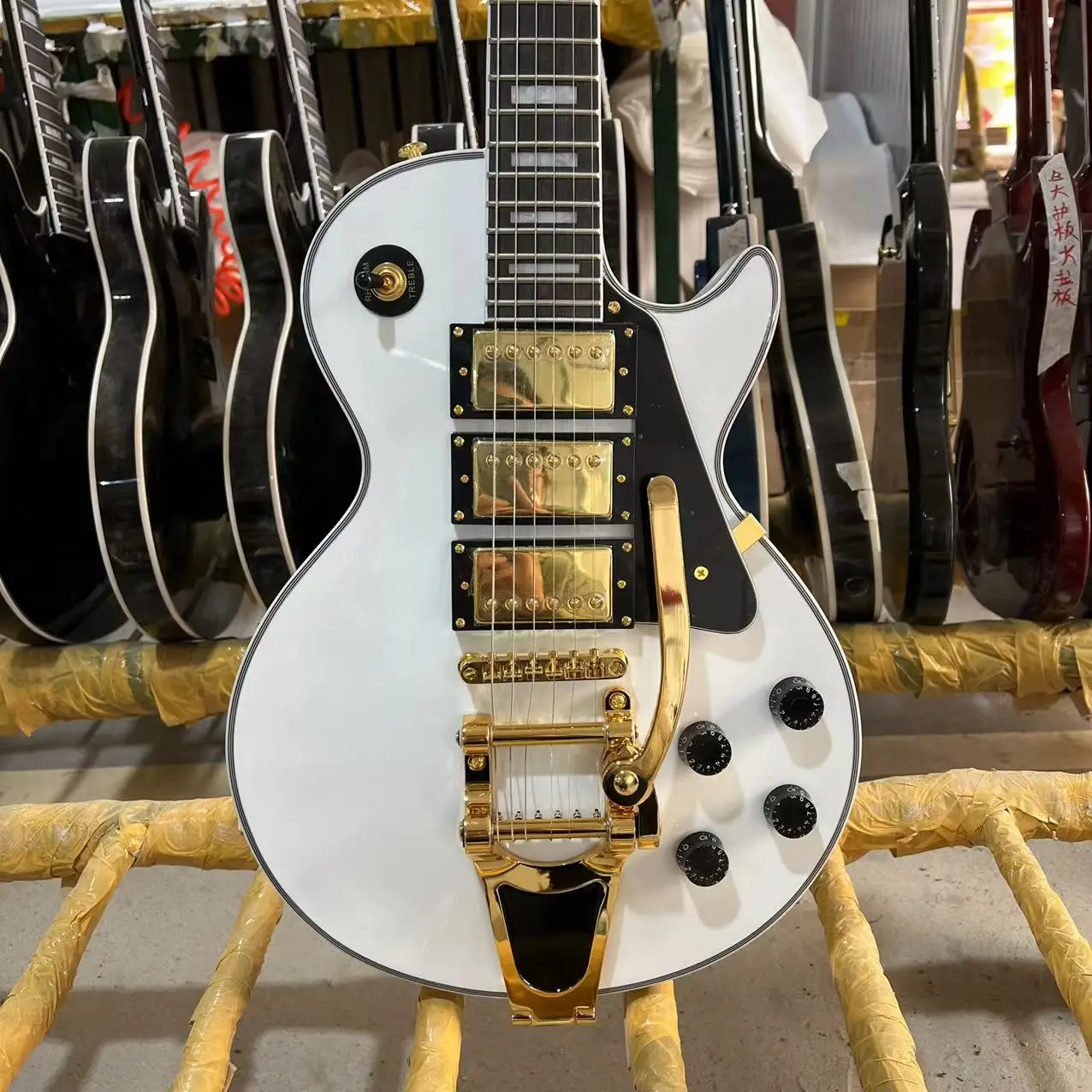 

Custom Electric Guitar White Color Rosewood Fingerboard Solid Mahogany Body with Bigsby Tremolo System High Quality Guitarra