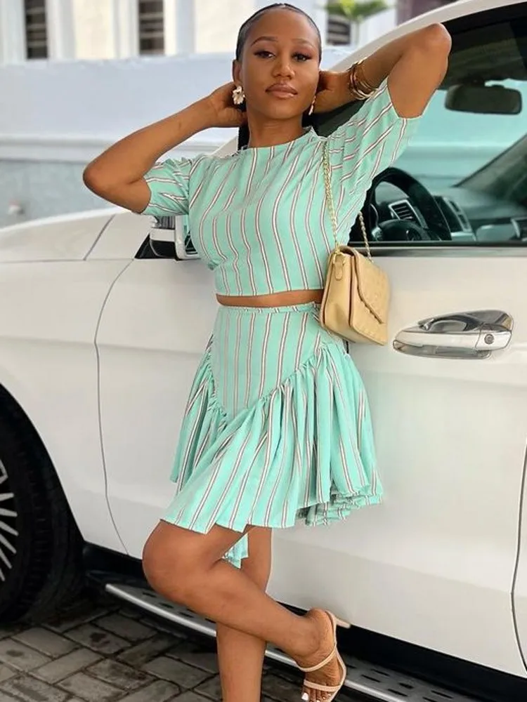 

Женский летний комплект из 2 предметов, короткий топ с коротким рукавом и асимметричная короткая юбка, комплект из двух предметов, уличная одежда, подходящие комплекты