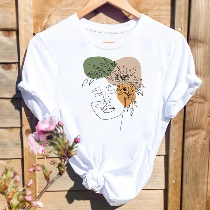 

Женская футболка с цветочным принтом, с коротким рукавом