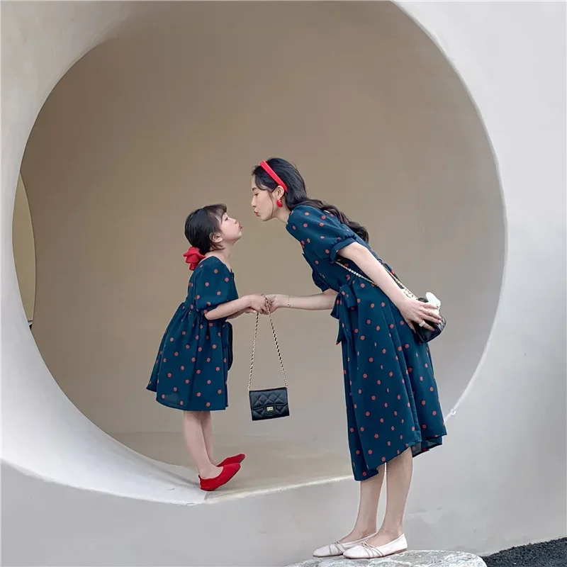 Подходящие платья для мамы и дочки платье маленьких девочек женщин Одинаковая