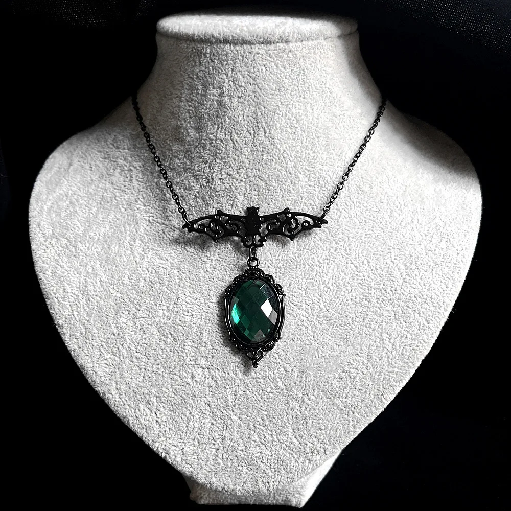 

Gothic Bat Venom Cameo Necklace For Men Women Fashion Witch Jewelry Accessorie Gift Alternative Green Crystal Bat Pendant Choker