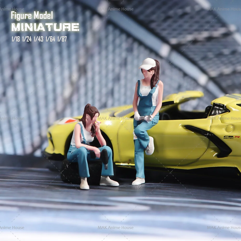 Миниатюры 1/18 1/24 1/64 1/43 1/87 женщина-механик сидя на шине курить и общаться фигурка