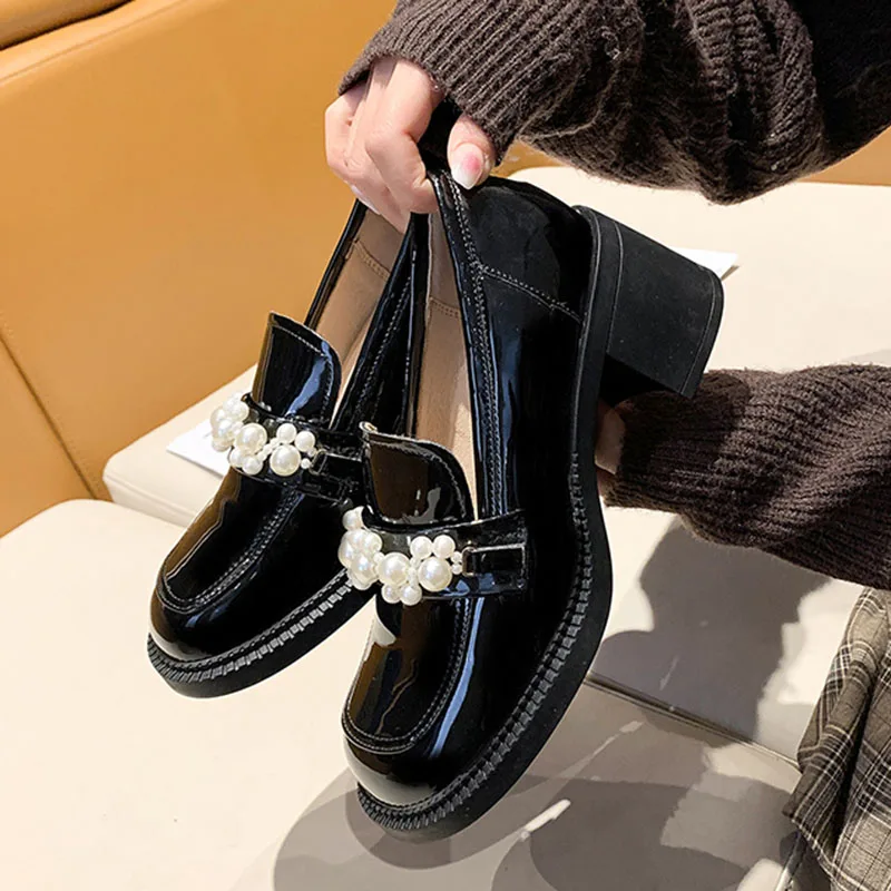 

Туфли-Лоферы Rimocy женские из лакированной кожи, толстый каблук, без застежки, круглый носок, лоферы, с жемчугом, черные, 2022