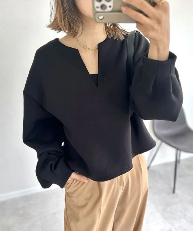 Женская футболка с V-образным вырезом принтом