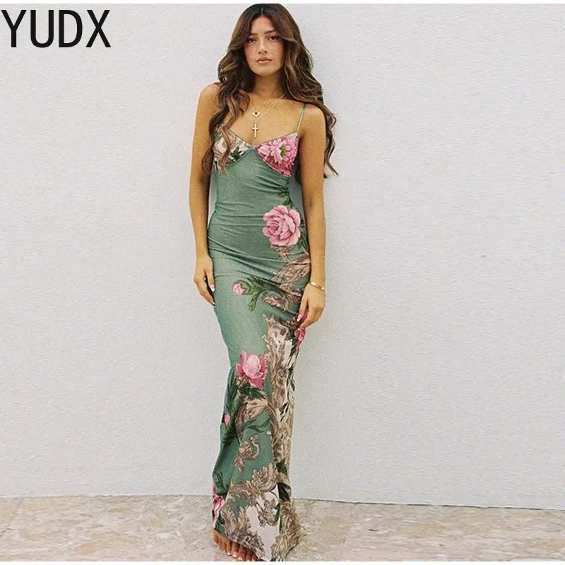 Рисунок 2 - Женское платье на бретелях с V-образным вырезом