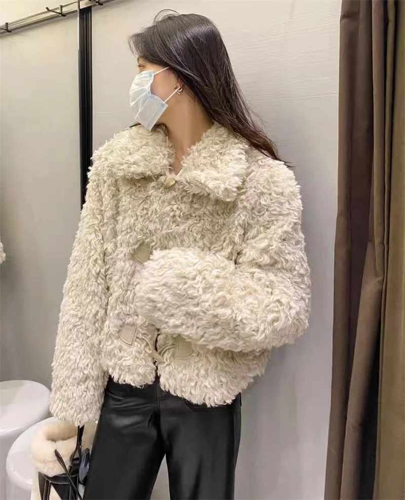 

Куртка женская короткая из искусственного меха, на пуговицах, с отворотом и длинным рукавом