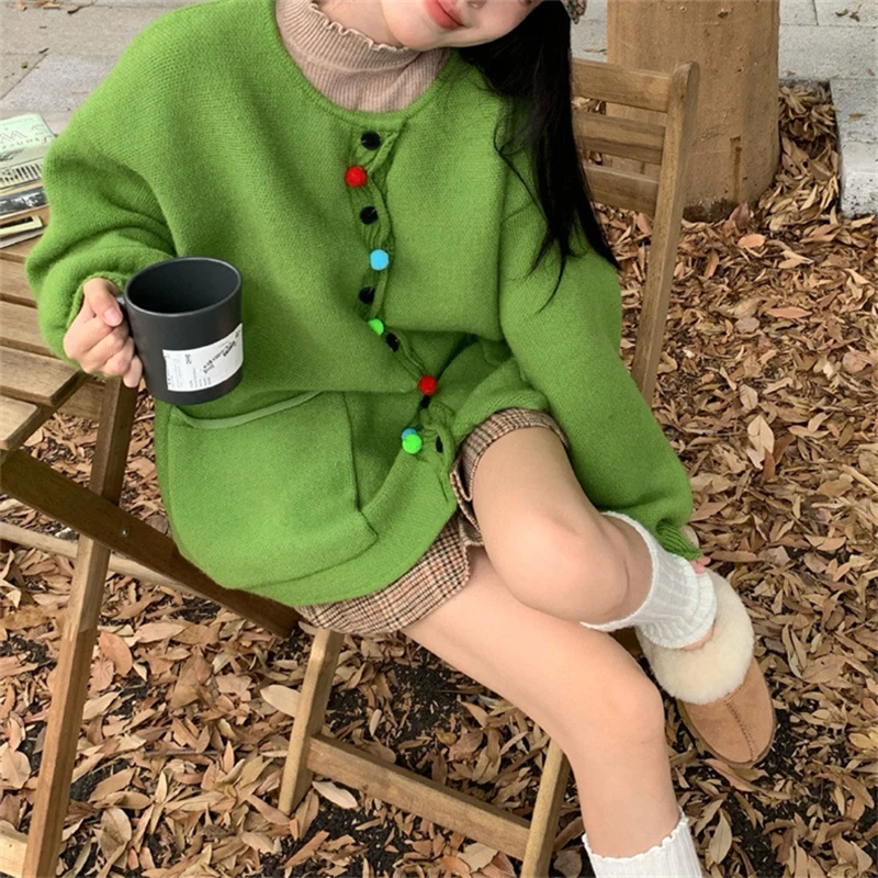 Женский трикотажный кардиган на пуговицах свободный с большими карманами и