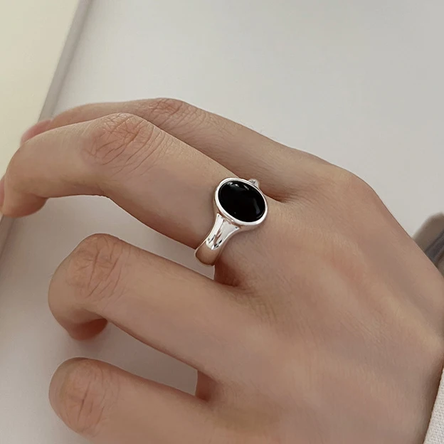 Женское кольцо из серебра 925 пробы с черным эллиптическим цирконом