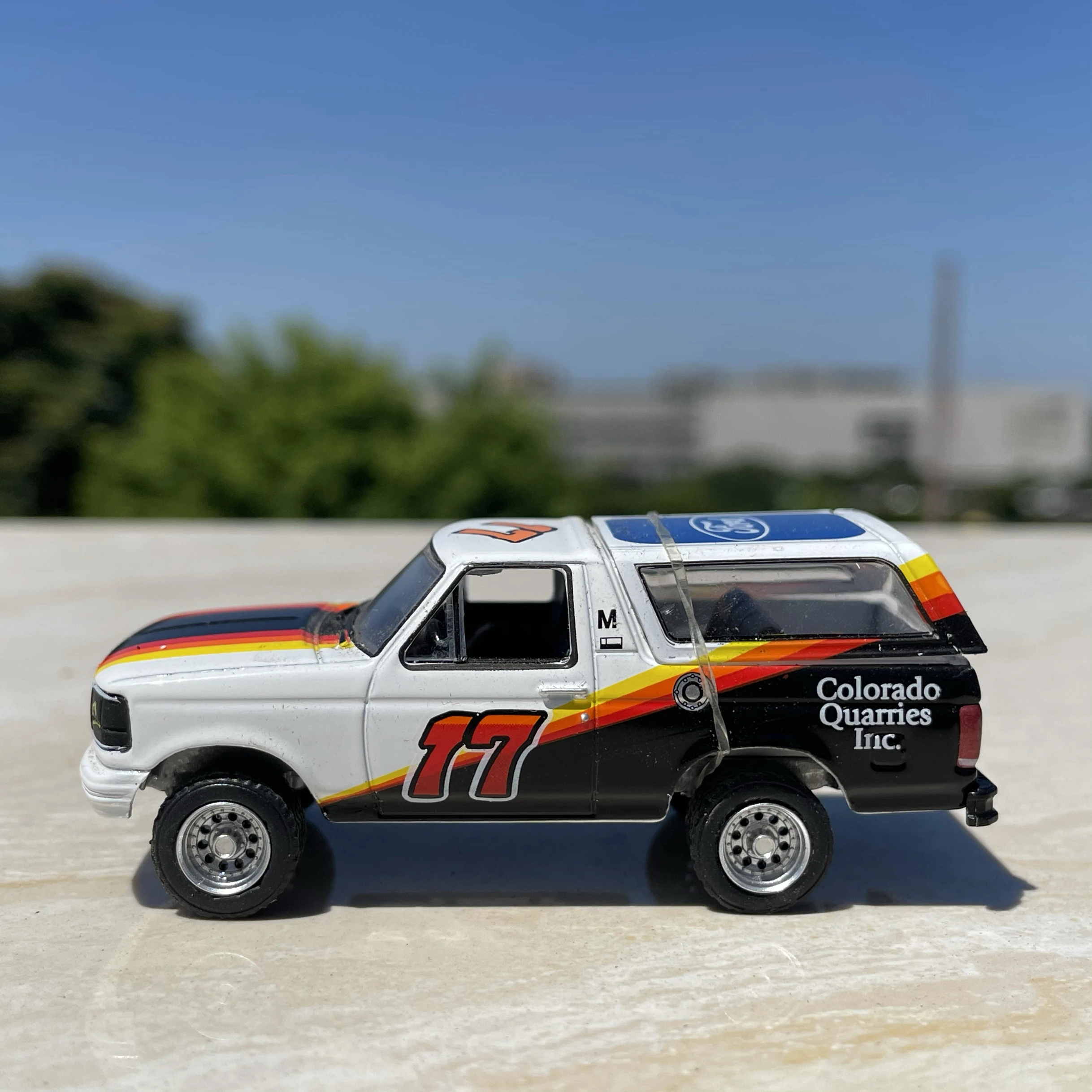 Фото Литой под давлением масштаб 1:64 Ford Limar SUV, модель автомобиля из сплава, Коллекционная игрушка, подарок, сувенир, украшение для дисплея №4