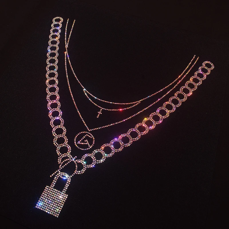 Женская футболка с коротким рукавом и стразами