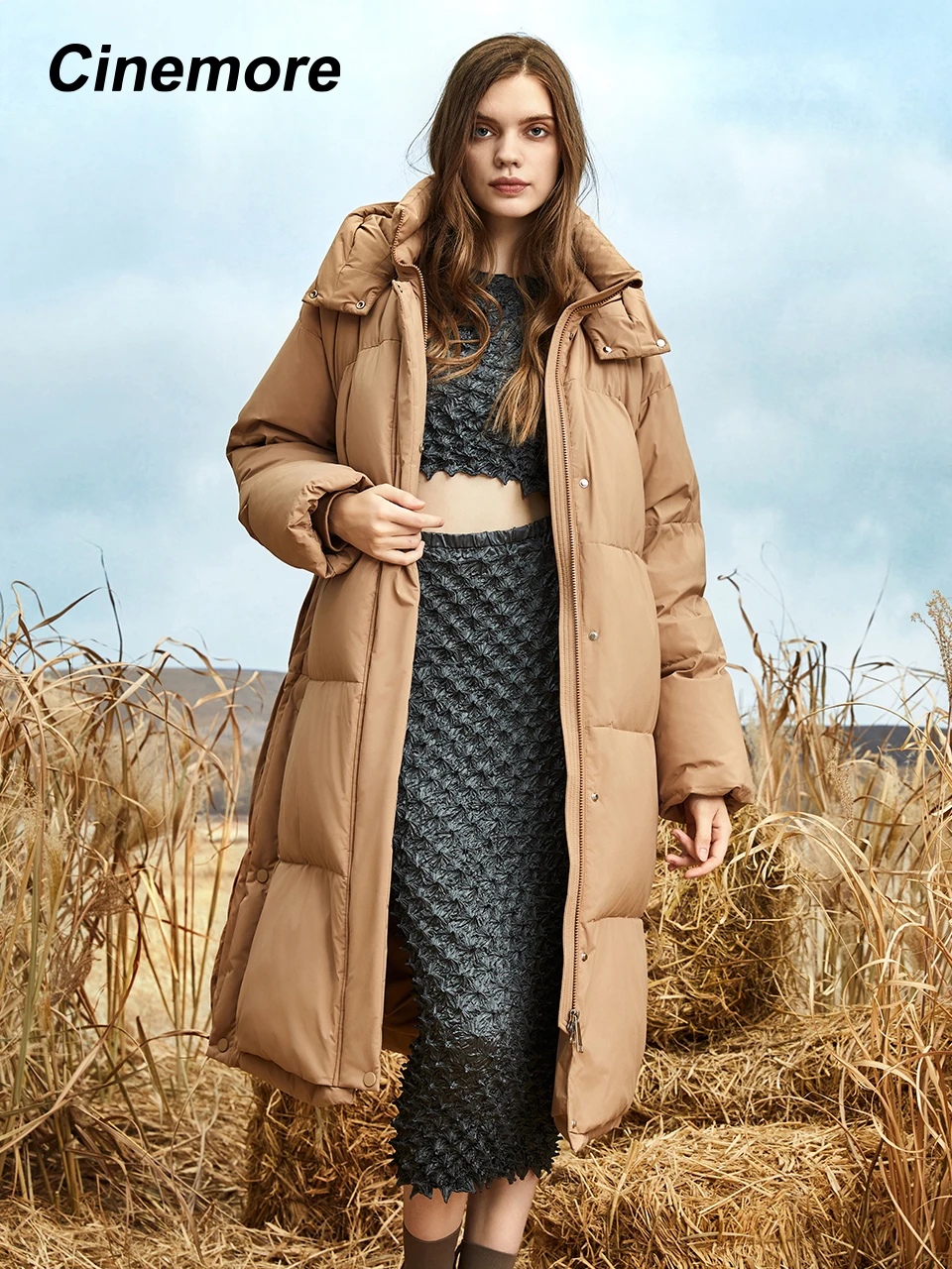 Женская утепленная куртка на флисе с капюшоном и разрезом подоле