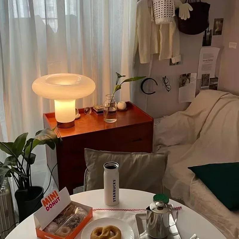 Современная простая стеклянная прикроватная лампа в французском стиле