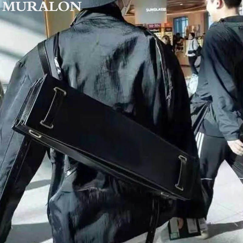 Универсальная темная стильная сумка на плечо квадратной формы осень-зима 2024