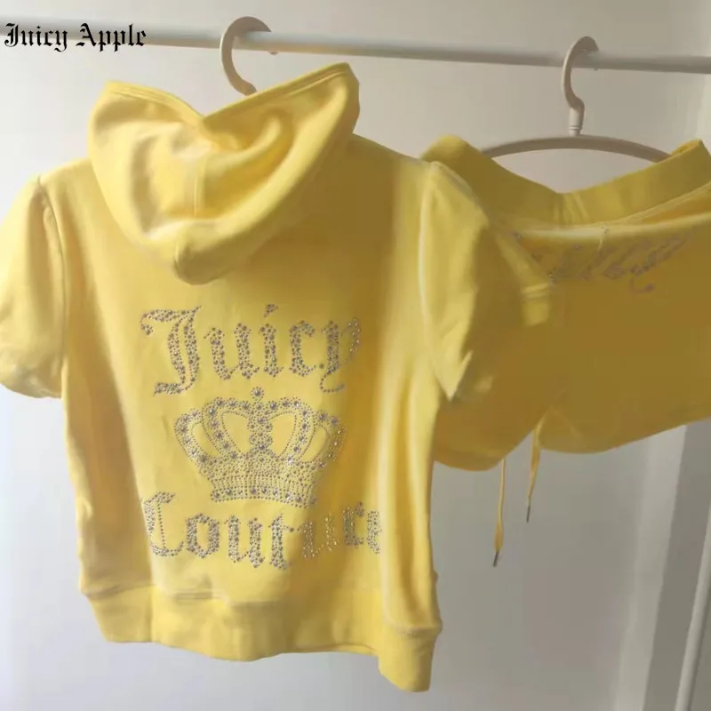 Костюм спортивный женский бархатный с коротким рукавом и шортами |