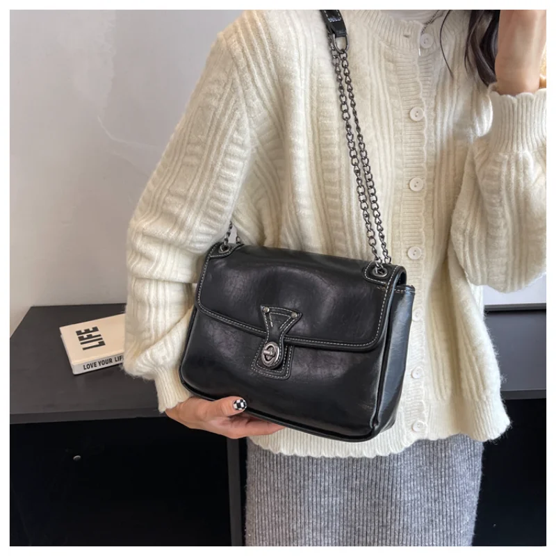 Купи New Small Square Bag Women's Autumn Winter Fashion Retro Solid Color Lock Bag Texture Oily Leather One Shoulder Messenger Bag за 1,493 рублей в магазине AliExpress