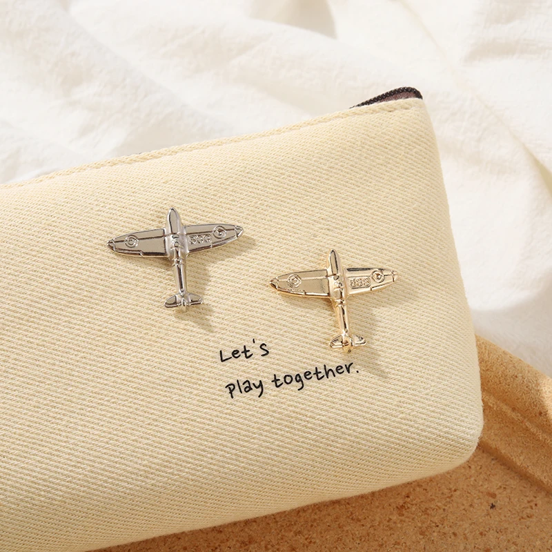 

Two Aircraft Alloy Airplane Pins Children's Lovely Aircraft Brooch Clothes Cowboy Bag Holiday Gifts Shoes Bags Badges Customized