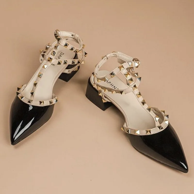 Модные сандалии Baotou на высоком каблуке с острым носком и заклепками