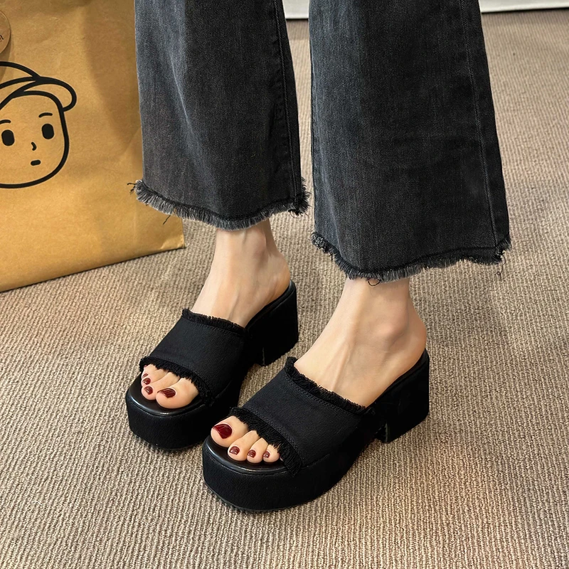 

Сандалии женские на танкетке из денима, повседневные уличные пляжные шлепанцы с открытым носком, на толстом высоком каблуке, модные Вьетнамки с бахромой, лето 2023