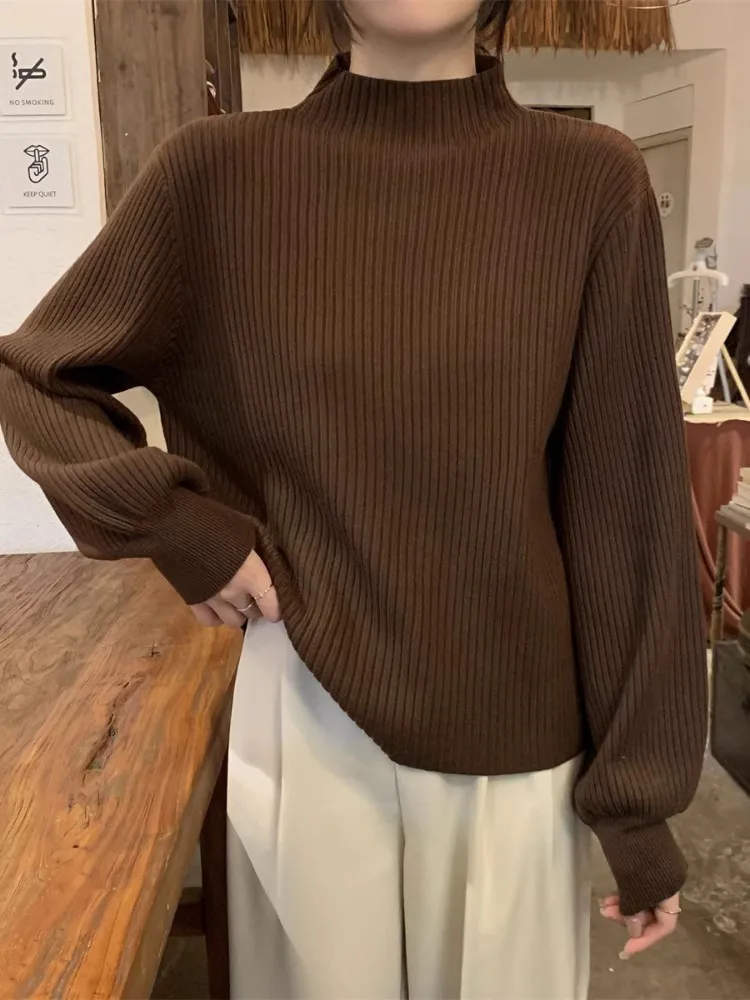 Простой мягкий свитер с рукавами-фонариками и полувысоким воротником женский