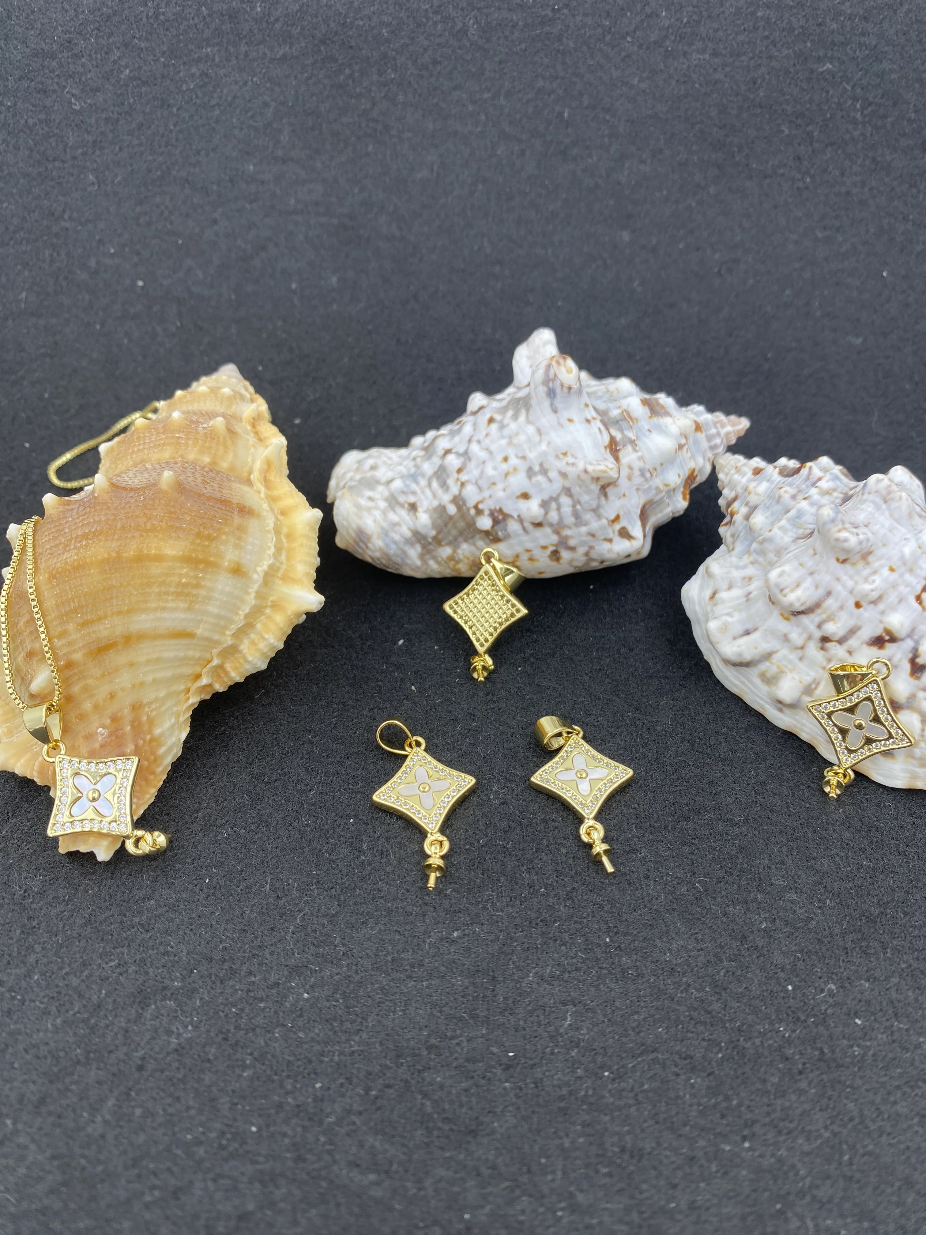 Ожерелье Huggie с циркониевым крестом и клевером покрытое 18-каратным золотом