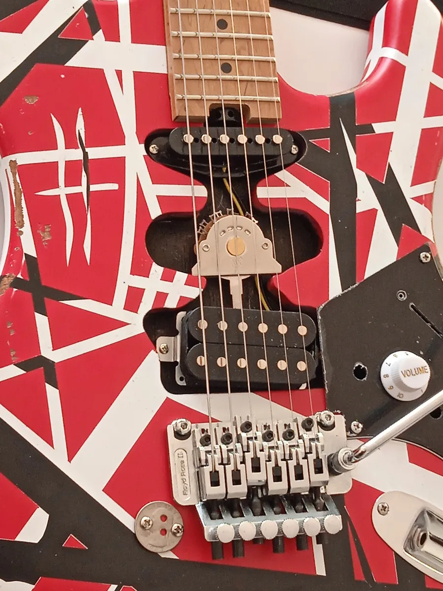 Жареная электрическая гитара из клена/красный корпус/украшенная черно-белыми