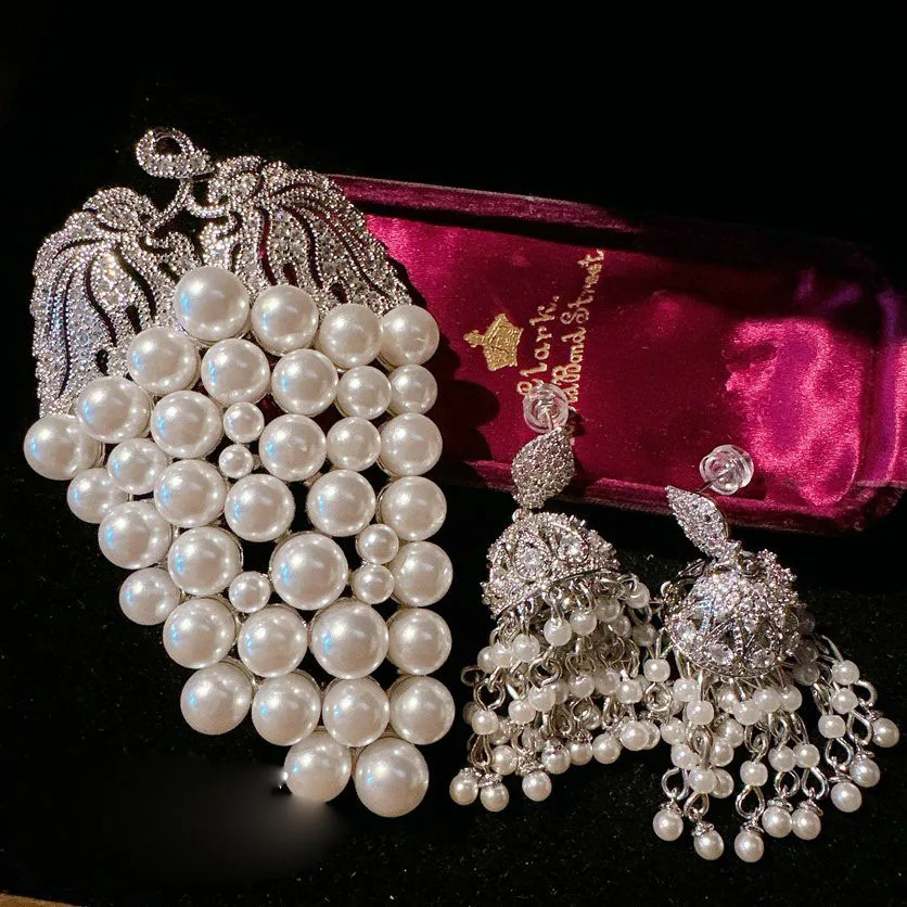 

2023 Women Sotheby's grape pearl gemstone brooch noble lady flower vine Deep sea bead grape bunch