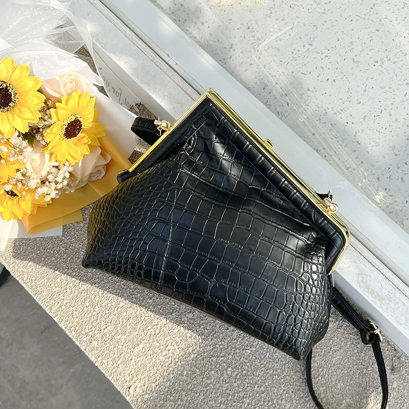 

Весенняя индивидуальная женская сумка на одно плечо, новинка 2022, сумка-мессенджер на одно плечо с застежкой-пряжкой и камнем, подходит под в...