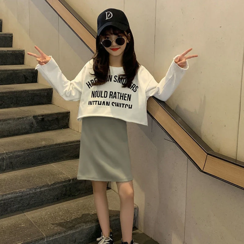 

Новинка весна-осень 2023 для девочек модный комплект из двух предметов с юбкой и топом в Корейском стиле для девочек старшего возраста