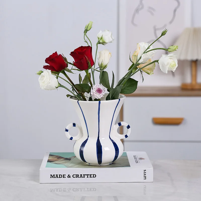 Керамическая ваза в полоску с широким горшком