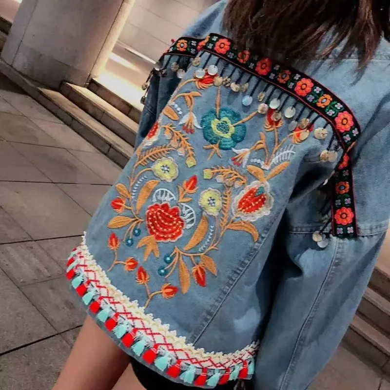 Куртка женская джинсовая с вышивкой и блестками