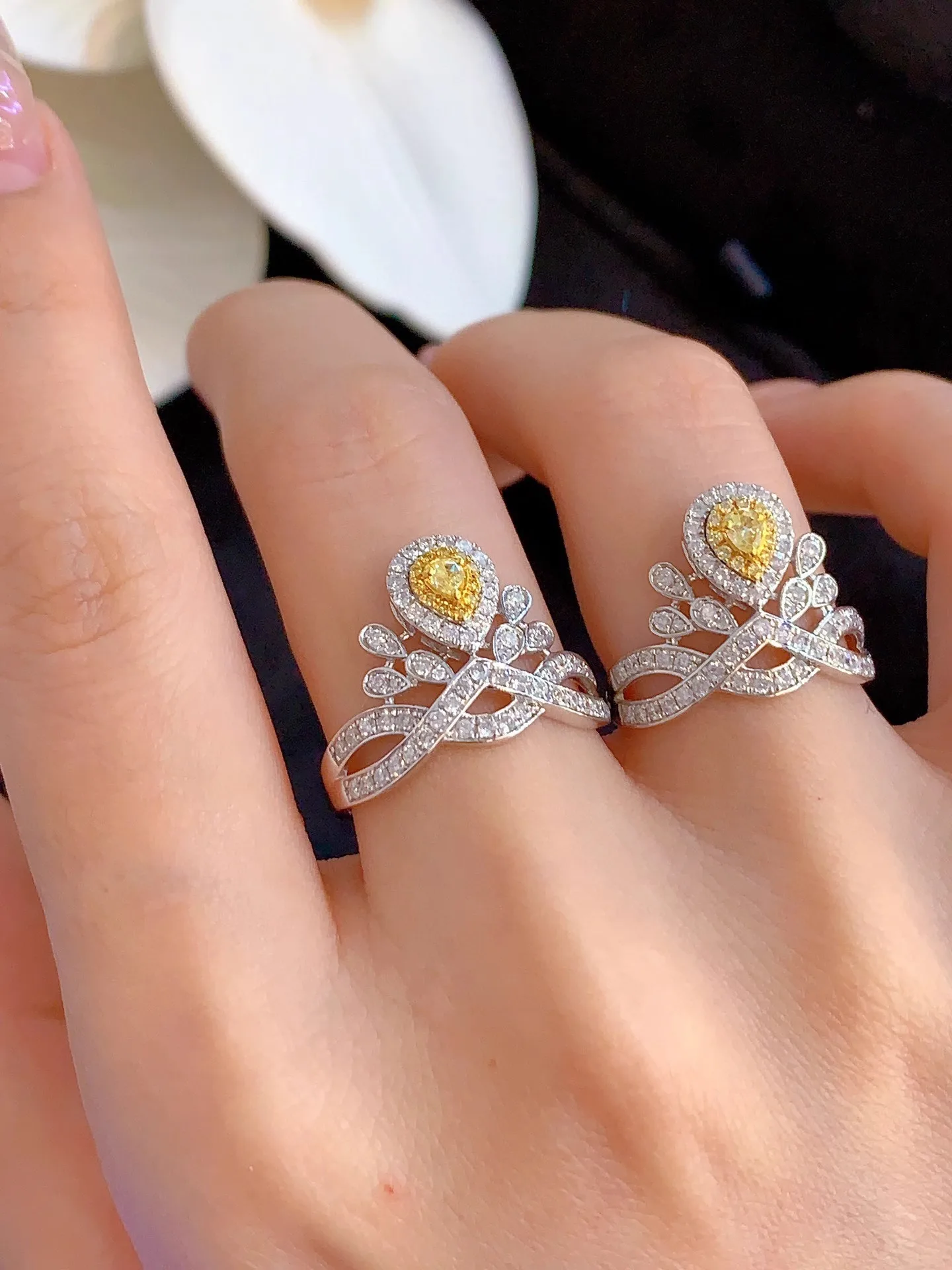 Кольцо женское из серебра 925 пробы с инкрустацией в виде короны 55 точек и желтыми