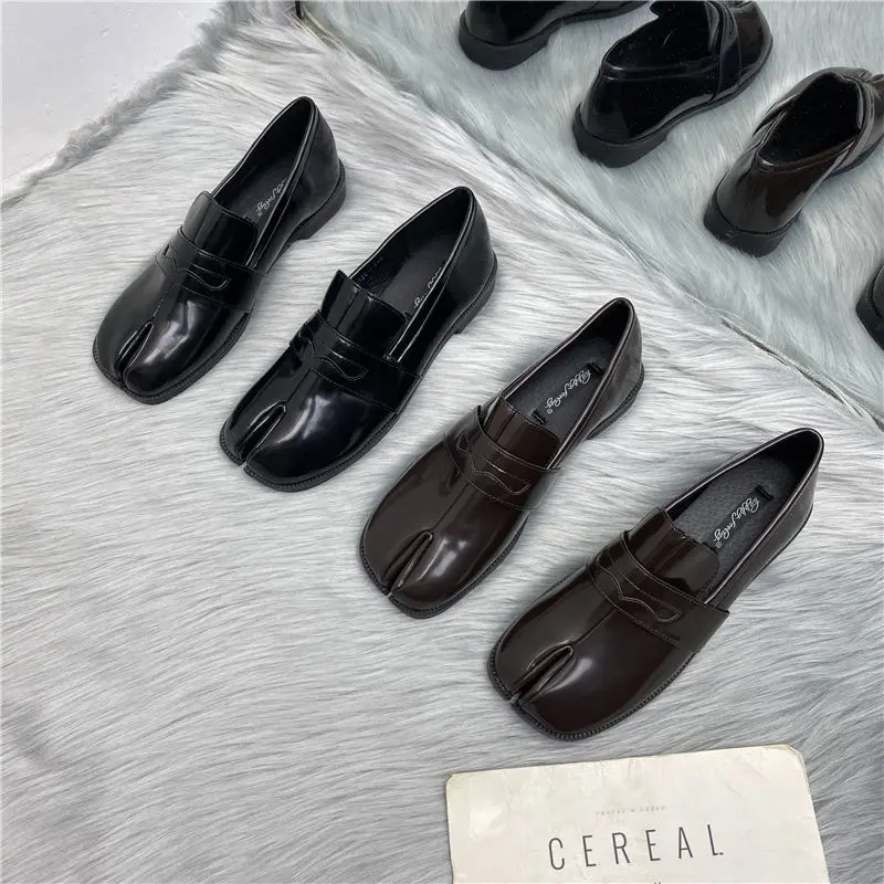 

Patent leather British style split toe small leather shoes for women Korean version of pig's trotters slip on low heel loafers