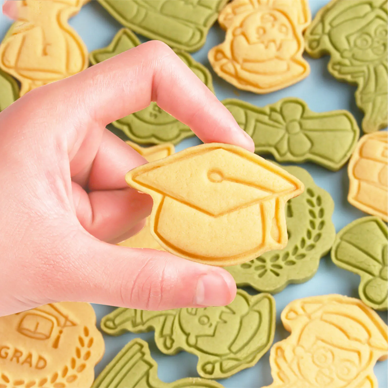 

2022 Graduation Cookie Cutters Set Badge Cookie Cutter 8pcs Diploma Trophy Medallion Books Graduate Graduation Cap Cookie Mold