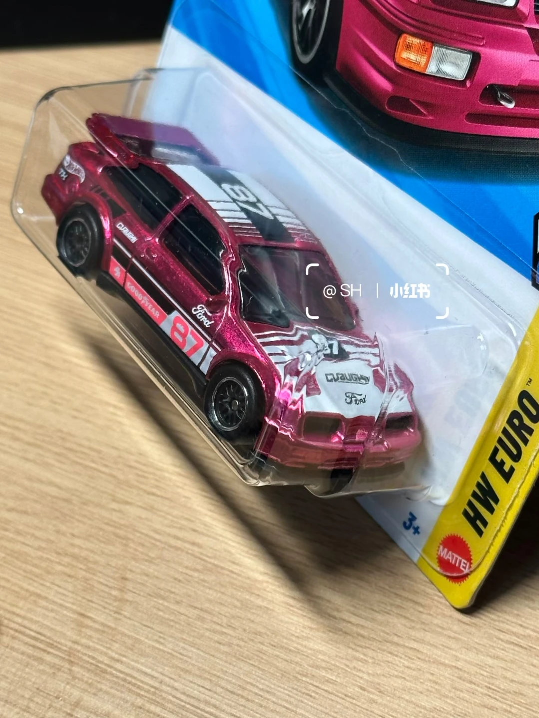 Фото Коллекционная серия Hot Wheels Super Treasure Hunt 2026E: Модель Ford Sierra Cosworth (87) из литого сплава, коллекционные машинки-сюрпризы №4
