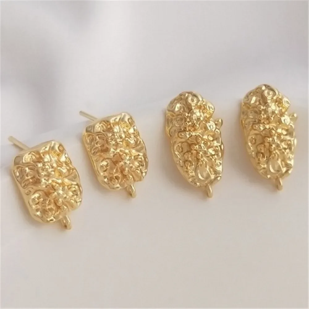 Необычные прямоугольные резные серьги-гвоздики из 14-каратного золота с