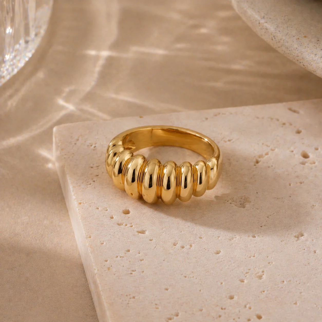 Фото Винтажное массивное кольцо золотистого цвета с витым дизайном для женщин и девушек, минималистичное, из нержавеющей стали, модное ювелирное украшение, подарок, аксессуар №1
